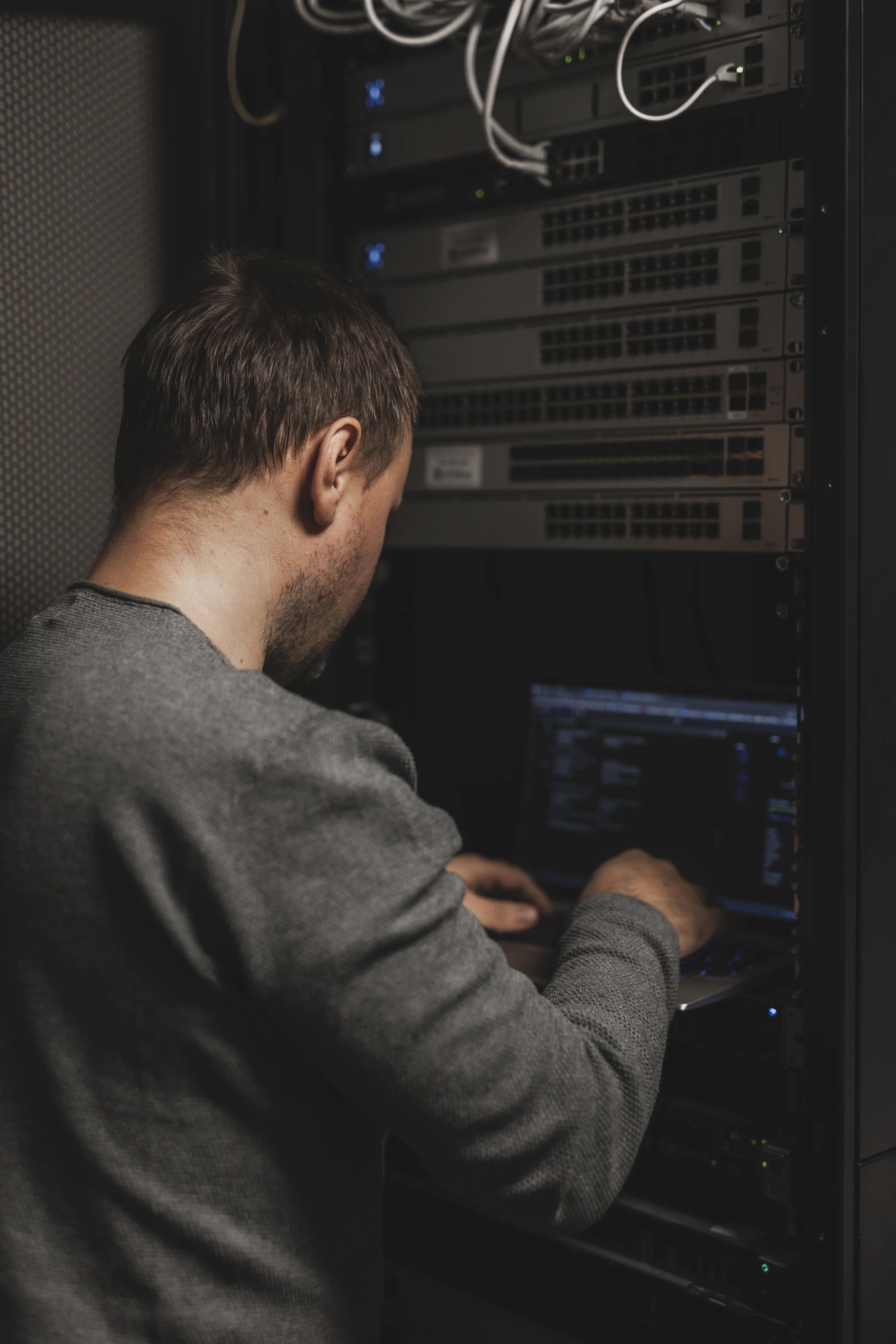 Ateria IT tekniker vid serverrack