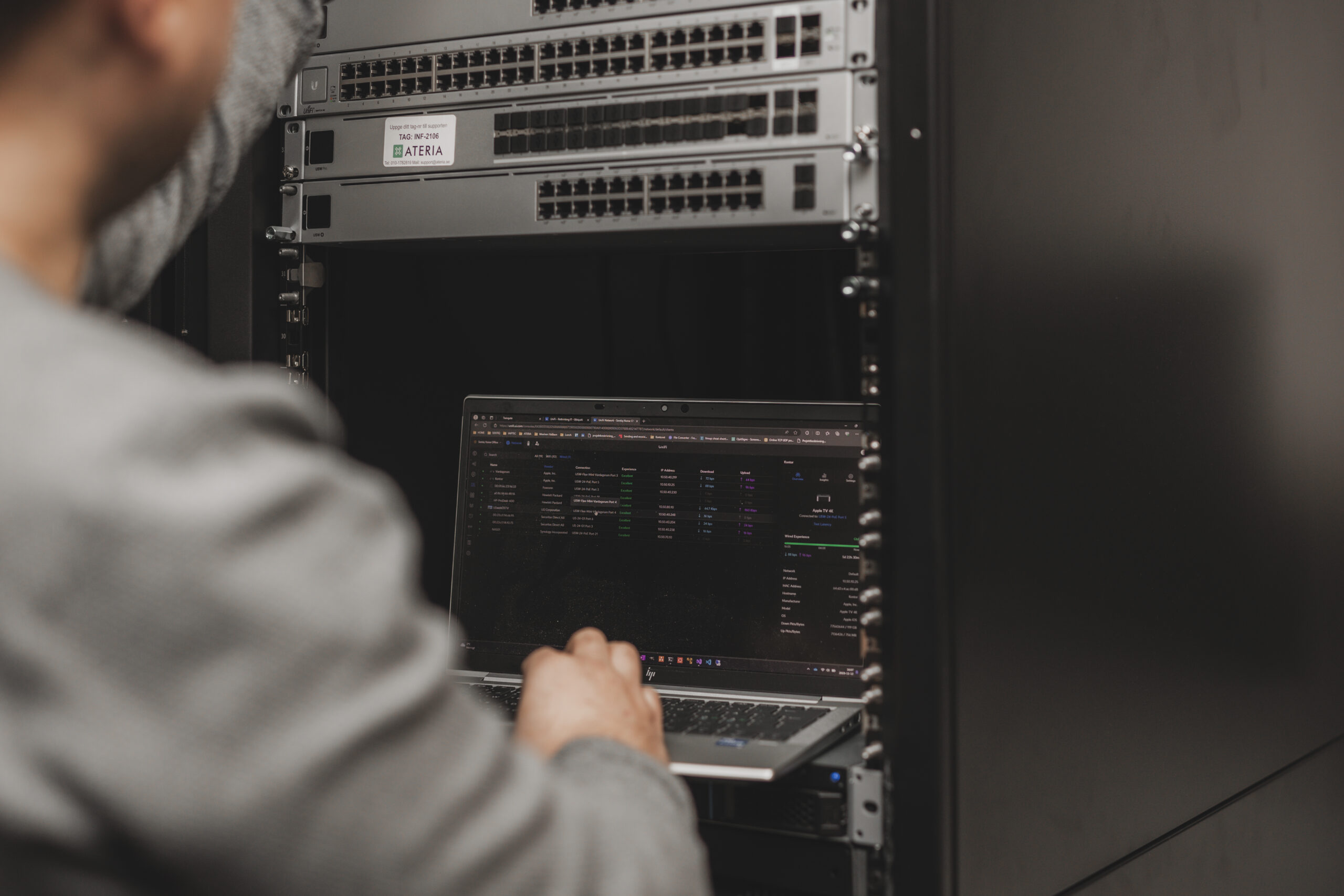 Daniel som jobbar med ett server rack